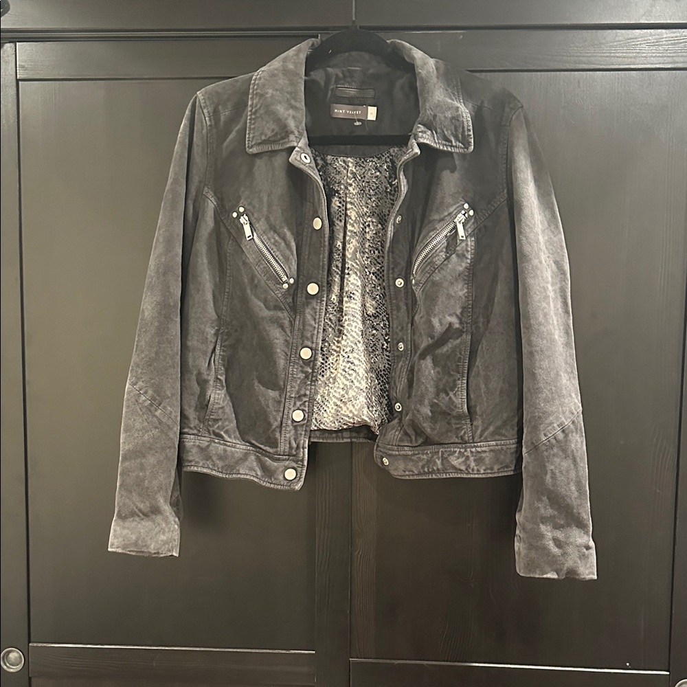 Mint Velvet Chic Grey Suede Leather Jacket
Lining 100% Polyester
Snap closure